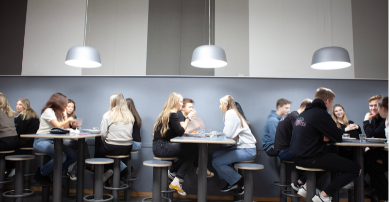 Elever som äter mat i skolrestaurang.