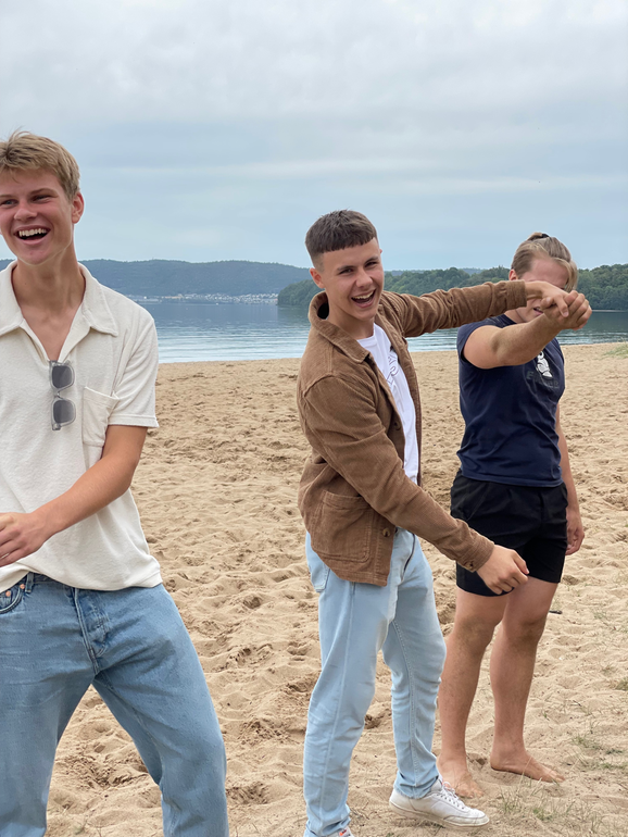 tre elever på Vätterstranden.