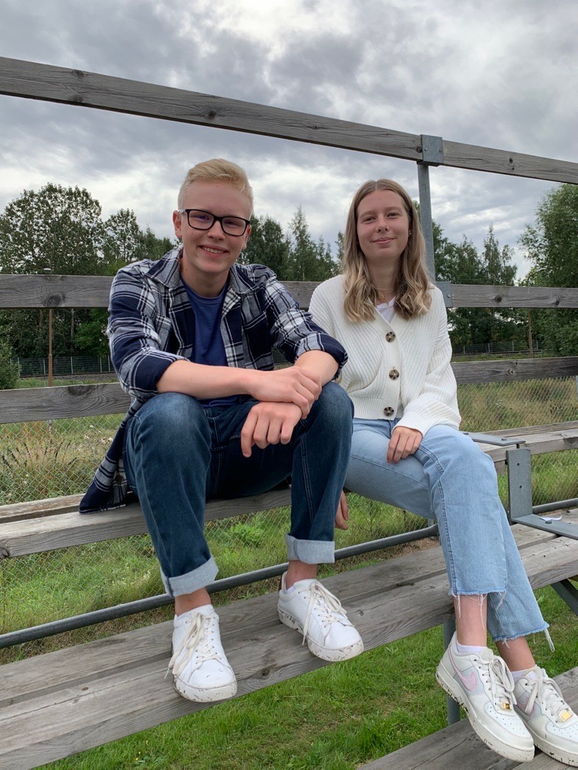 två elever som sitter på en bänk.