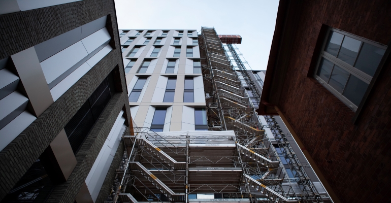 Nya Science Park Tower fotat nedifrån. 