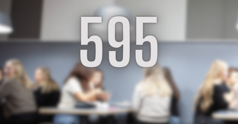 Siffrorna 595 i grått framför en suddig bakgrund med elever sittande i matsal.