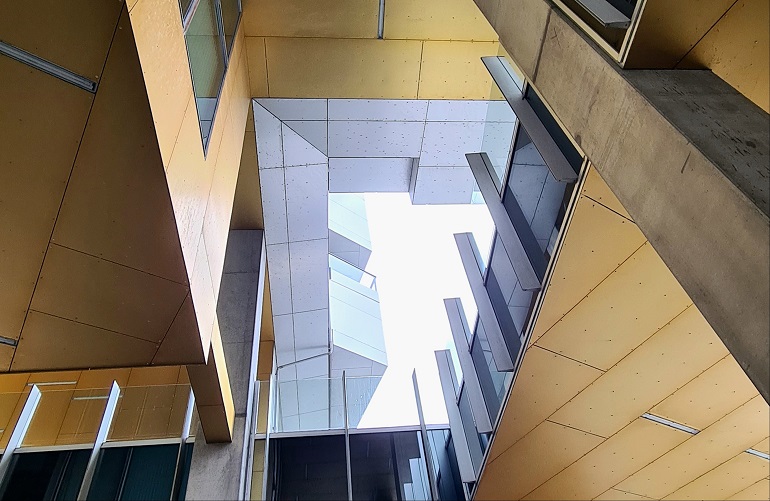 Vy uppåt i ett trapphus.