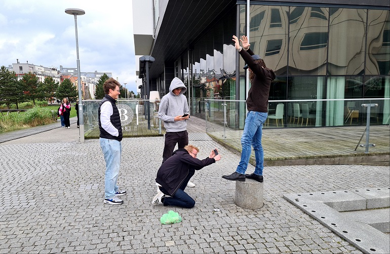 Fyra elever utomhus. 