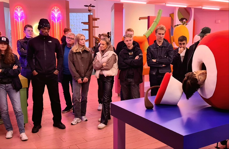 Elever som står och väntar.