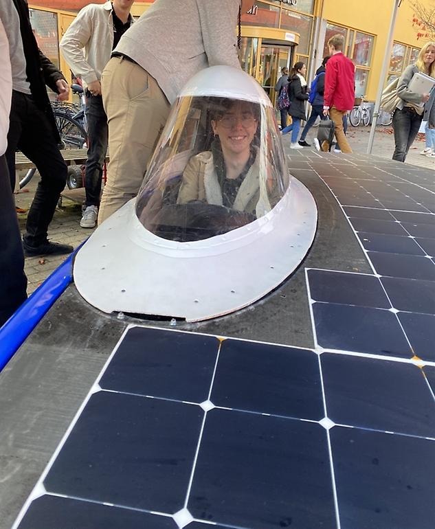 Elev som sitter inne i en solpanelstyrd bil.