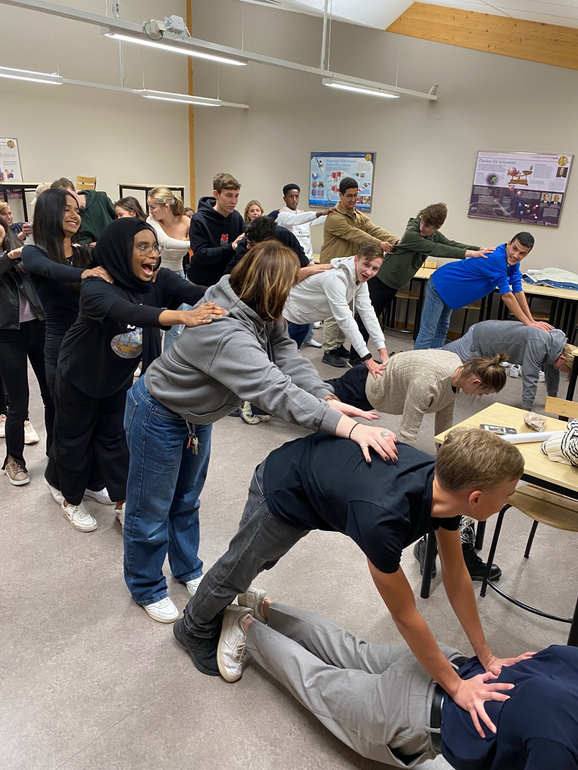 en NA-klass som gör balansövning.