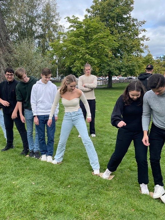 sex elever som går balansgång på plankor.