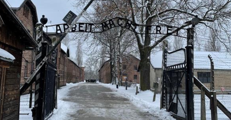 Bild över porten in till Auschwitz fångläger.